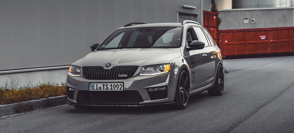 Skoda Octavia 5e in einem Industriegebiet
